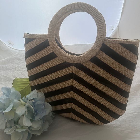 Vintage Liz Claiborne Black and Cream Chevron Flat Bag with Hoop Handles - Picture 1 of 11